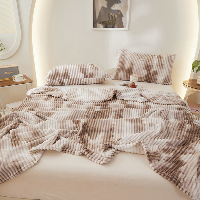 91家纺网 家纺一手货源 找家纺 楼兰公主 2025新款跨境外贸扎染兔毛抽条保暖加厚盖毯毛毯毯子-印花系列 奶茶