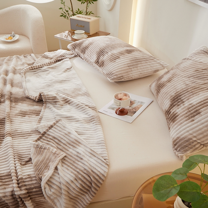 91家纺网 家纺一手货源 找家纺 楼兰公主 2025新款跨境外贸扎染兔毛抽条保暖加厚盖毯毛毯毯子-印花系列 奶茶