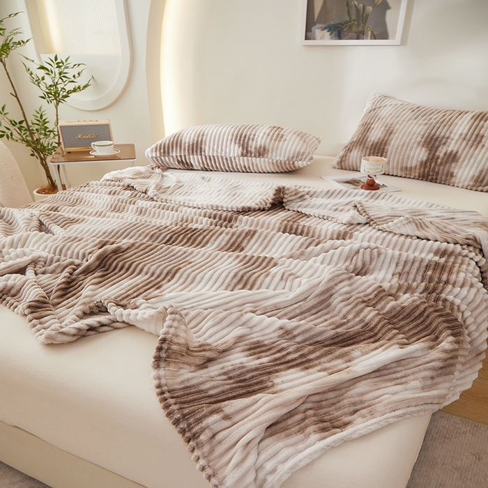 91家纺网 家纺一手货源 找家纺 楼兰公主 2025新款跨境外贸扎染兔毛抽条保暖加厚盖毯毛毯毯子-印花系列 奶茶