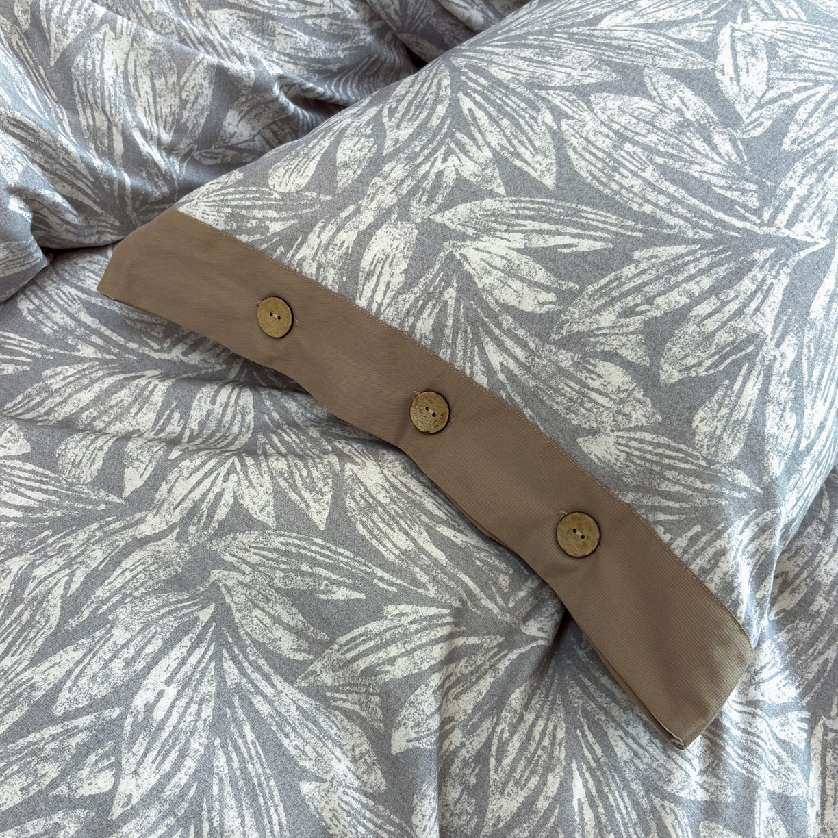 91家纺网 家纺一手货源 找家纺 未来家居 2025秋冬新款全棉加厚磨毛纽扣工艺四件套 雅集-灰