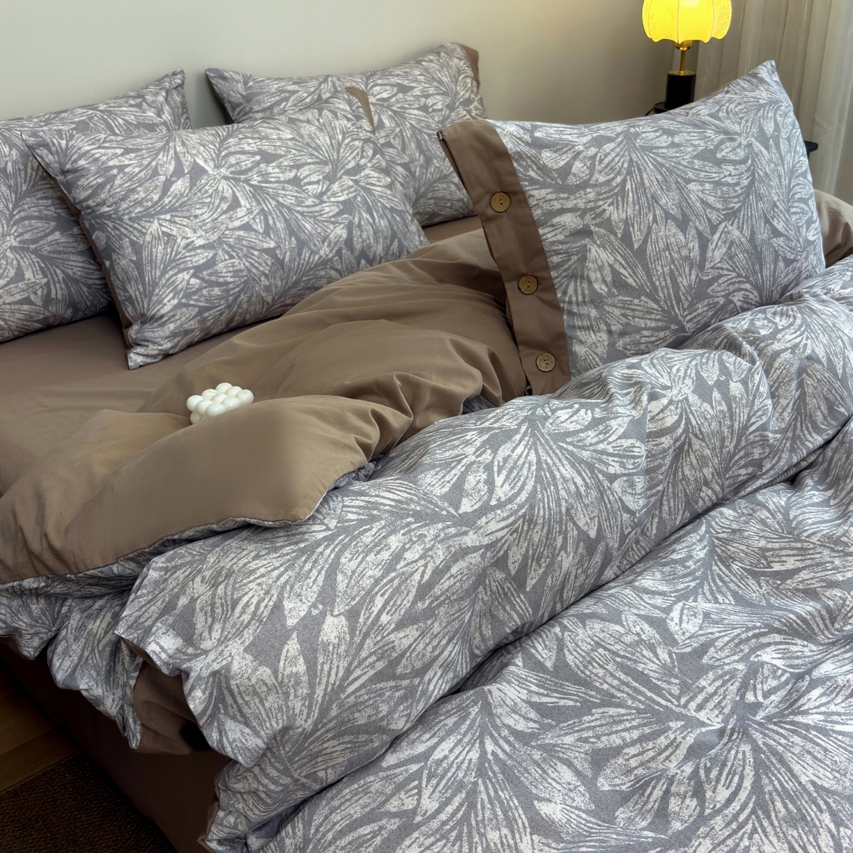 91家纺网 家纺一手货源 找家纺 未来家居 2025秋冬新款全棉加厚磨毛纽扣工艺四件套 雅集-灰