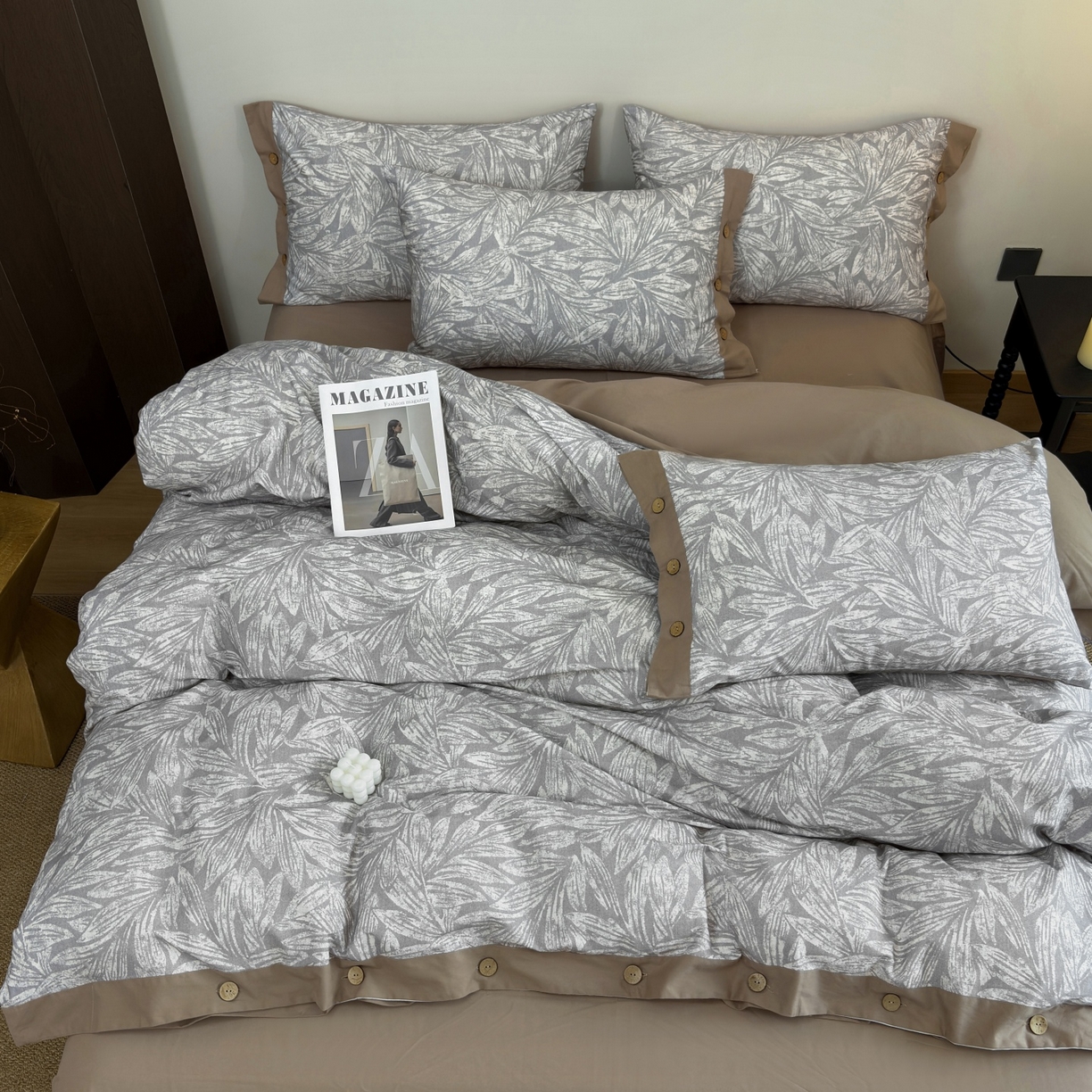 91家纺网 家纺一手货源 找家纺 未来家居 2025秋冬新款全棉加厚磨毛纽扣工艺四件套 雅集-灰