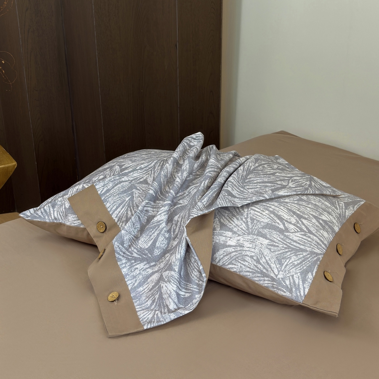 91家纺网 家纺一手货源 找家纺 未来家居 2025秋冬新款全棉加厚磨毛纽扣工艺四件套 雅集-灰