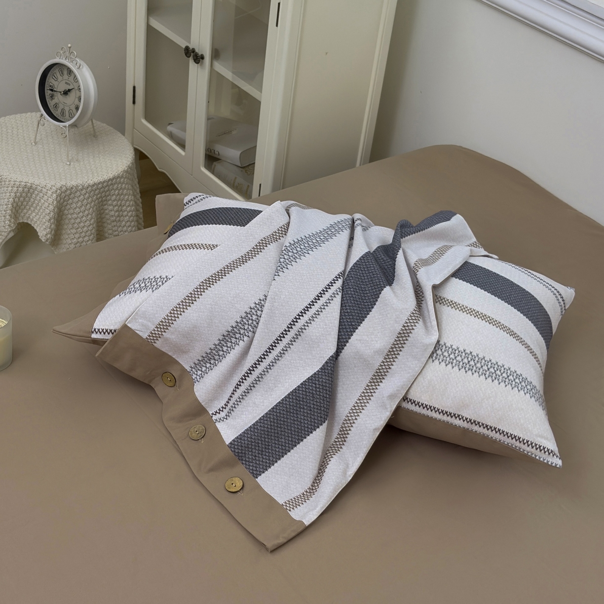 91家纺网 家纺一手货源 找家纺 未来家居 2025秋冬新款全棉加厚磨毛纽扣工艺四件套 川屿-灰