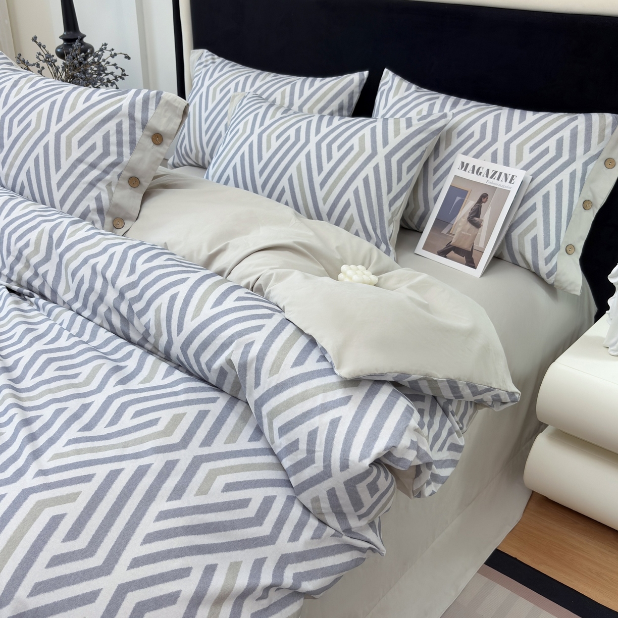 91家纺网 家纺一手货源 找家纺 未来家居 2025秋冬新款全棉加厚磨毛纽扣工艺四件套 曼尼-灰