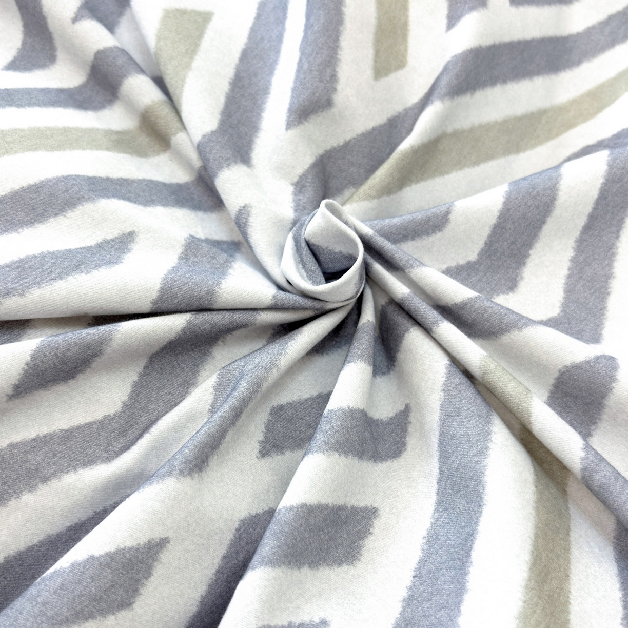 91家纺网 家纺一手货源 找家纺 未来家居 2025秋冬新款全棉加厚磨毛纽扣工艺四件套 曼尼-灰