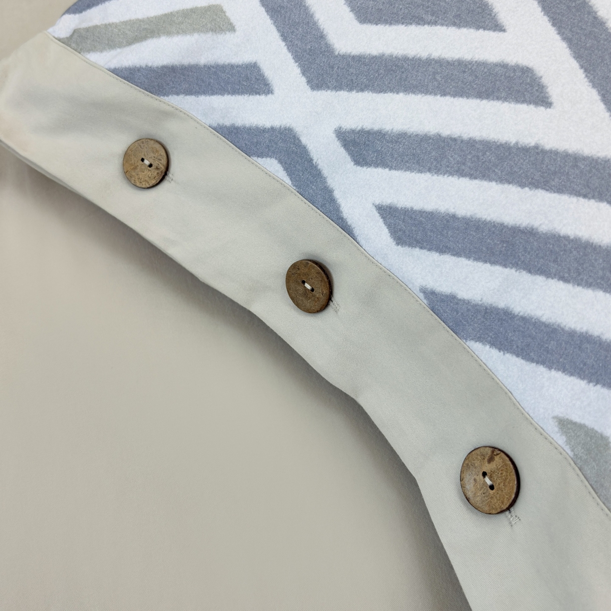 91家纺网 家纺一手货源 找家纺 未来家居 2025秋冬新款全棉加厚磨毛纽扣工艺四件套 曼尼-灰