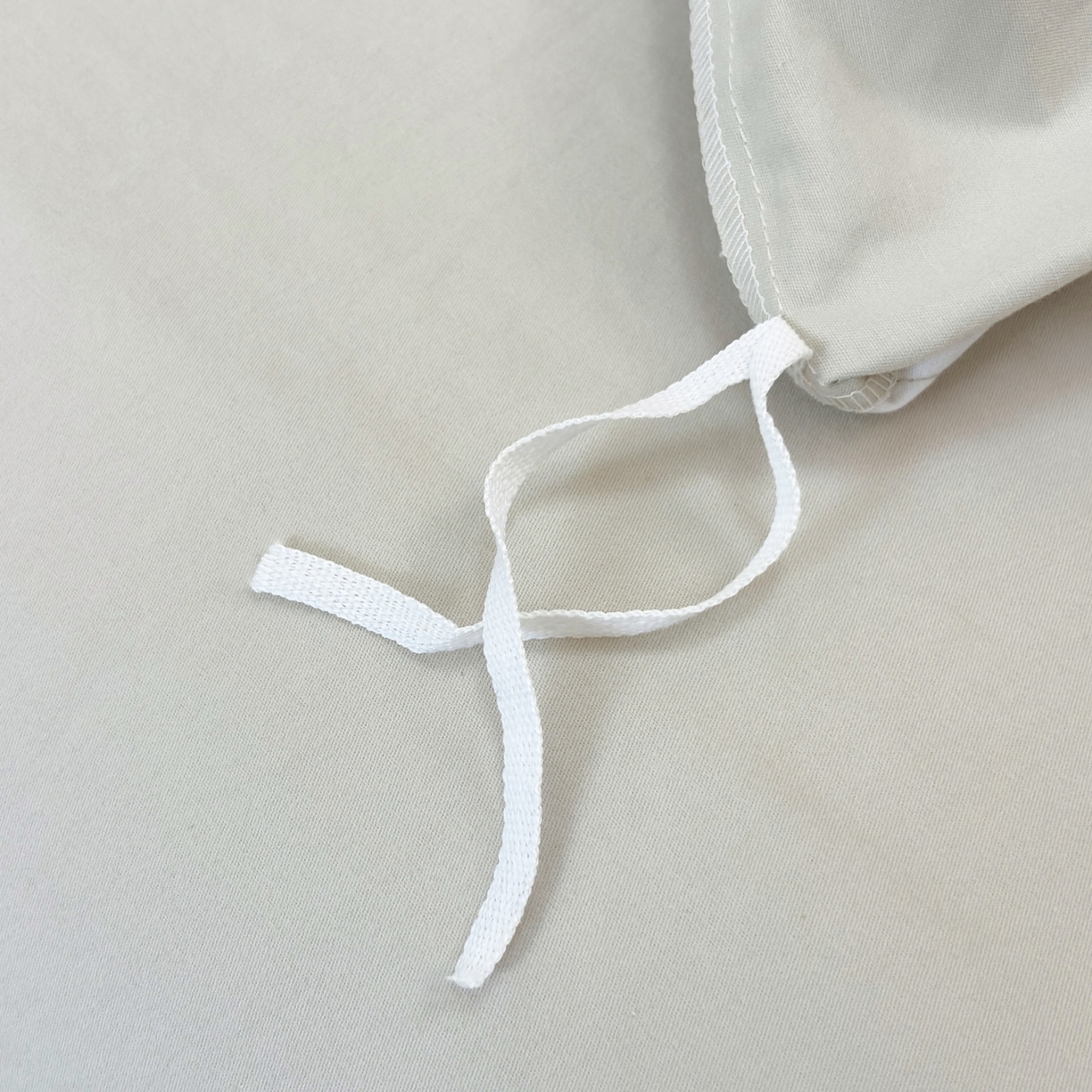 91家纺网 家纺一手货源 找家纺 未来家居 2025秋冬新款全棉加厚磨毛纽扣工艺四件套 曼尼-灰