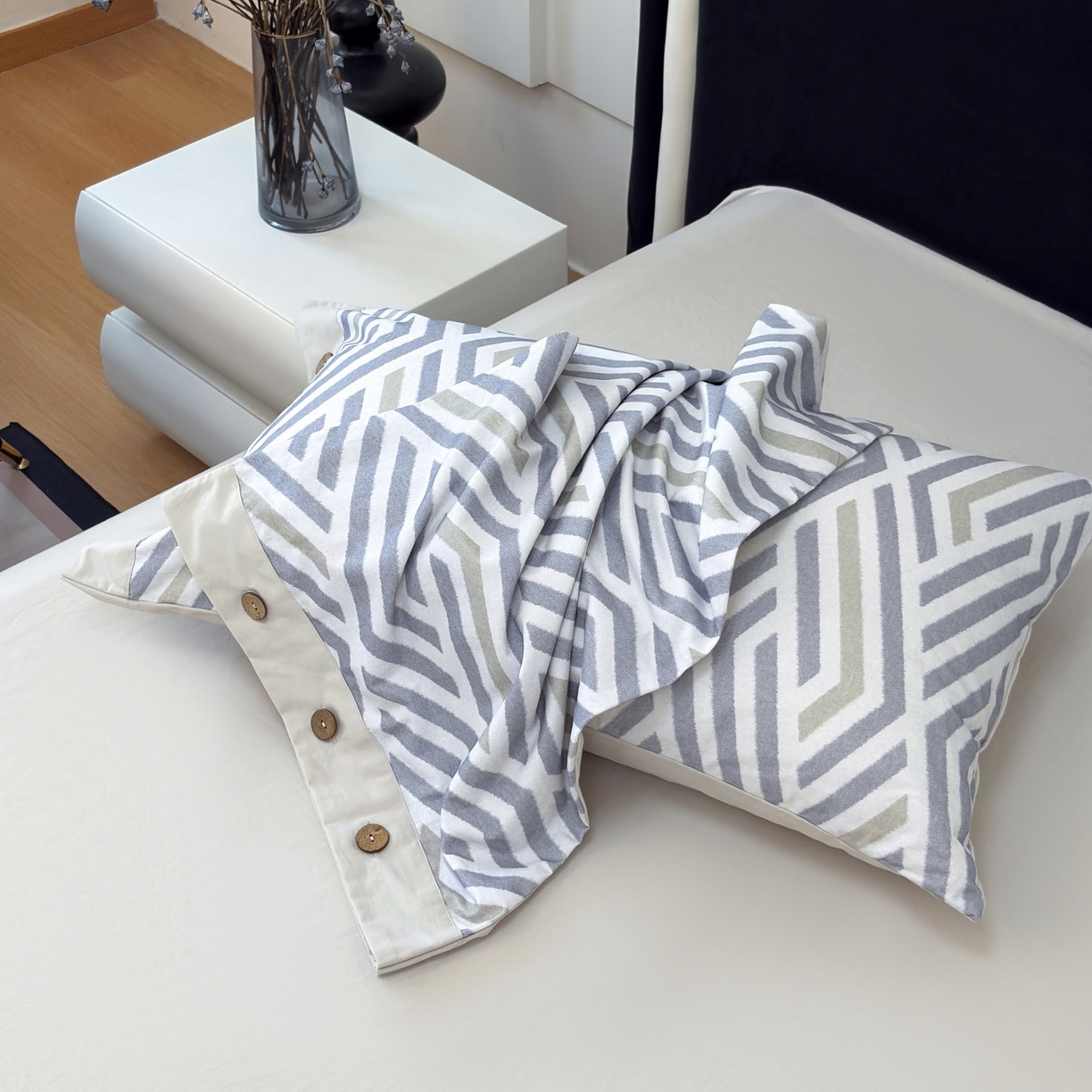 91家纺网 家纺一手货源 找家纺 未来家居 2025秋冬新款全棉加厚磨毛纽扣工艺四件套 曼尼-灰