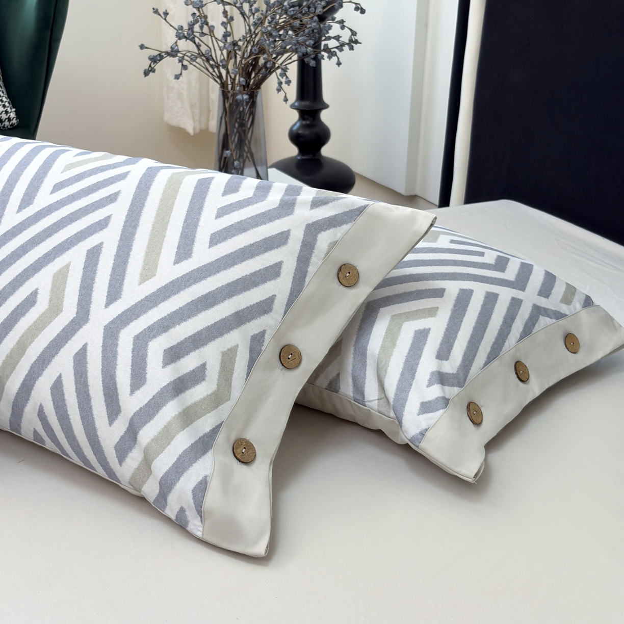 91家纺网 家纺一手货源 找家纺 未来家居 2025秋冬新款全棉加厚磨毛纽扣工艺四件套 曼尼-灰