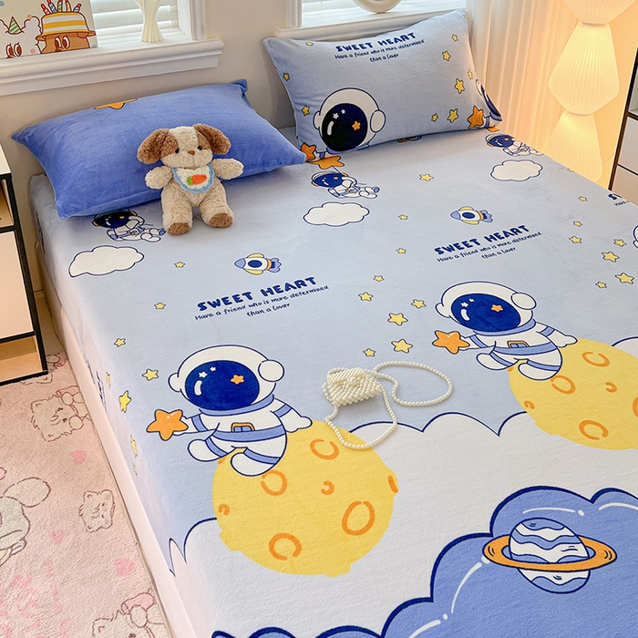 91家纺网 家纺一手货源 找家纺 富馨莱2025年新款牛奶绒印花床笠 遨游太空人