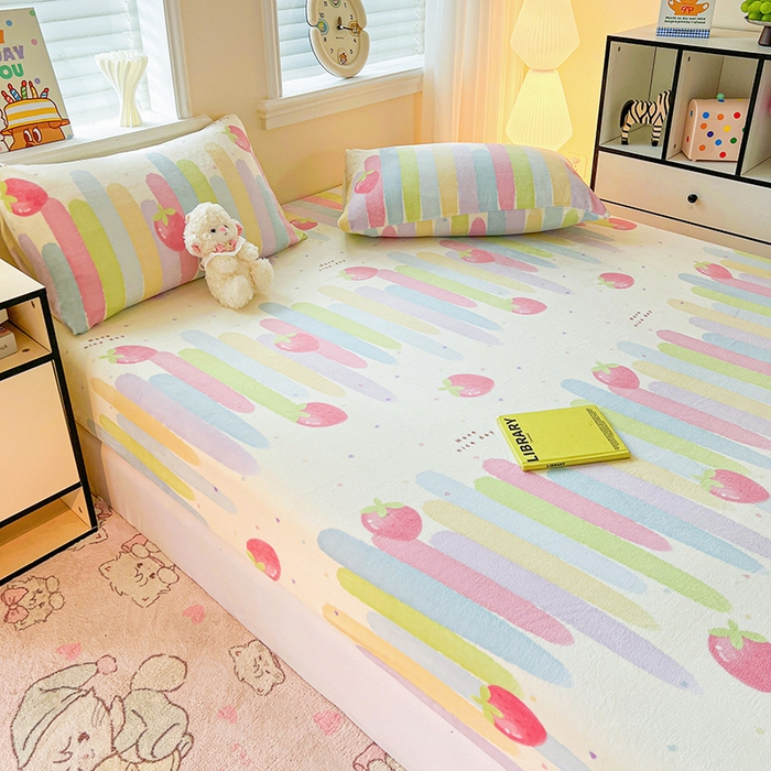 91家纺网 家纺一手货源 找家纺 富馨莱2025年新款牛奶绒印花床笠 彩虹草莓