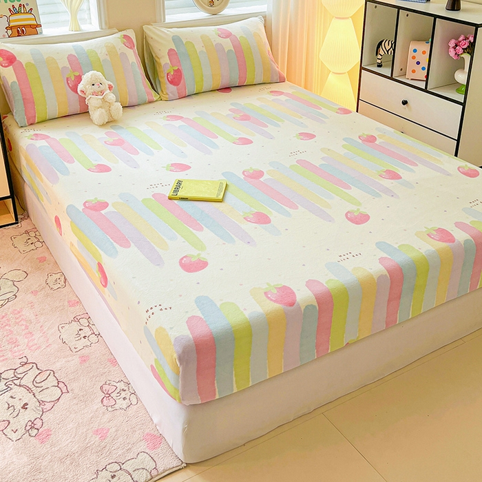 91家纺网 家纺一手货源 找家纺 富馨莱2025年新款牛奶绒印花床笠 彩虹草莓