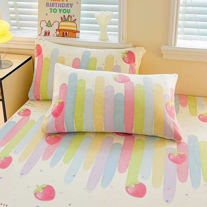 91家纺网 家纺一手货源 找家纺 富馨莱2025年新款牛奶绒印花床笠 彩虹草莓