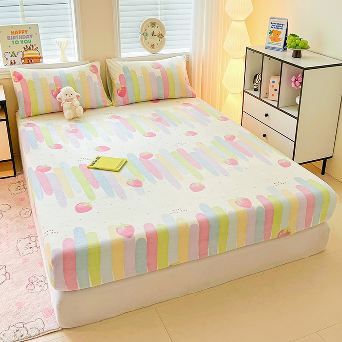 91家纺网 家纺一手货源 找家纺 富馨莱2025年新款牛奶绒印花床笠 彩虹草莓