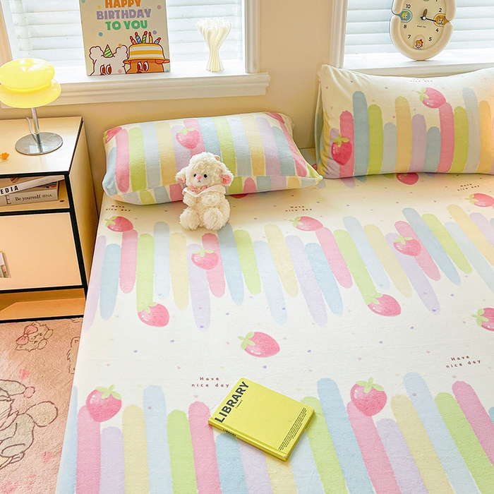 91家纺网 家纺一手货源 找家纺 富馨莱2025年新款牛奶绒印花床笠 彩虹草莓