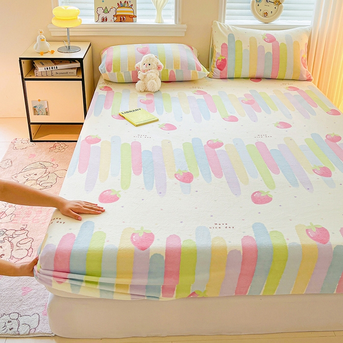 91家纺网 家纺一手货源 找家纺 富馨莱2025年新款牛奶绒印花床笠 彩虹草莓