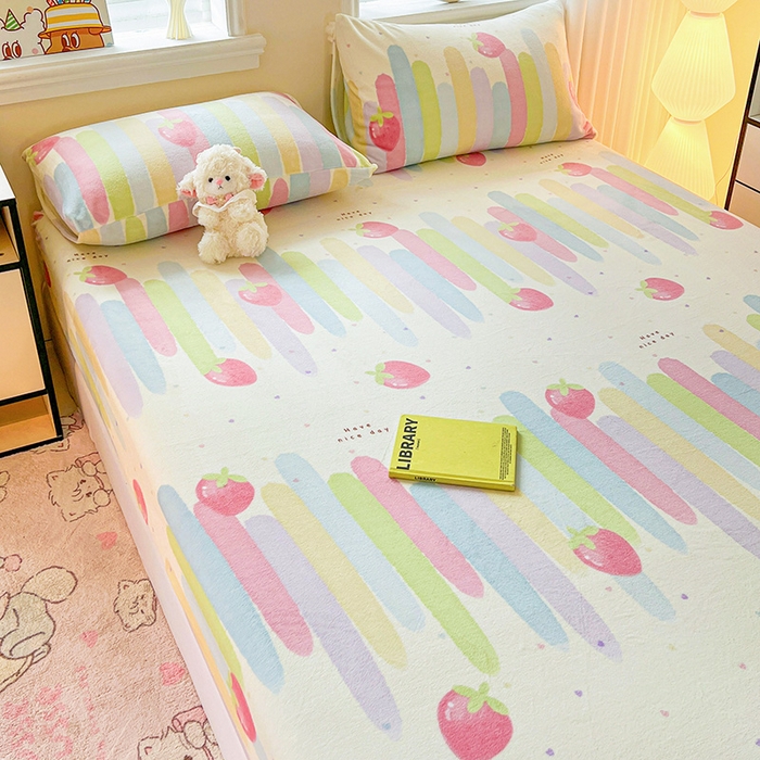 91家纺网 家纺一手货源 找家纺 富馨莱2025年新款牛奶绒印花床笠 彩虹草莓