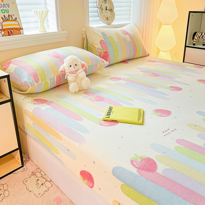 91家纺网 家纺一手货源 找家纺 富馨莱2025年新款牛奶绒印花床笠 彩虹草莓