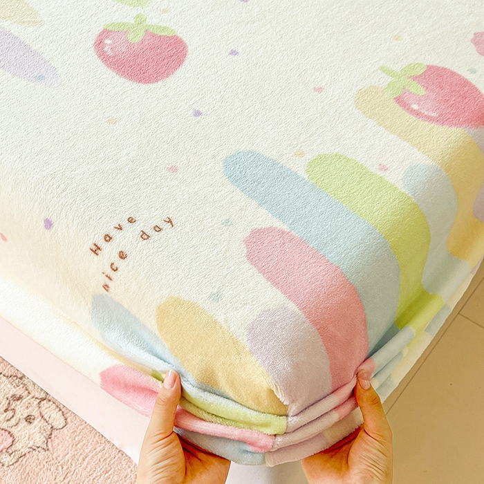 91家纺网 家纺一手货源 找家纺 富馨莱2025年新款牛奶绒印花床笠 彩虹草莓