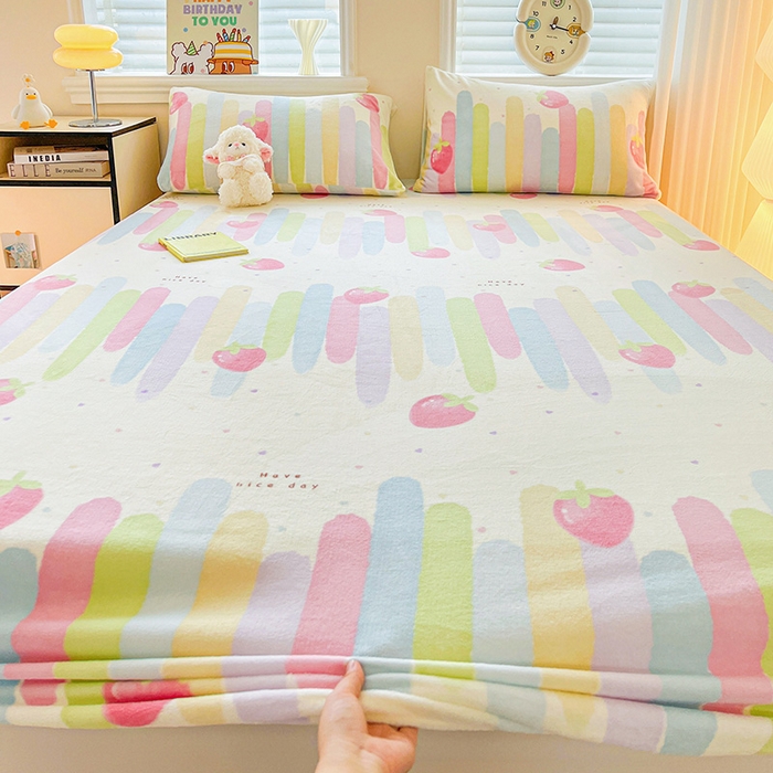 91家纺网 家纺一手货源 找家纺 富馨莱2025年新款牛奶绒印花床笠 彩虹草莓