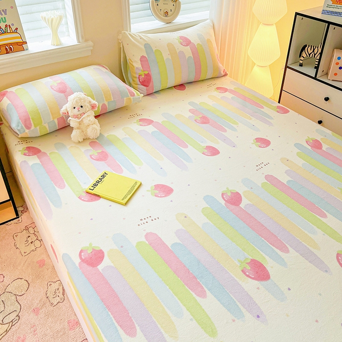 91家纺网 家纺一手货源 找家纺 富馨莱2025年新款牛奶绒印花床笠 彩虹草莓