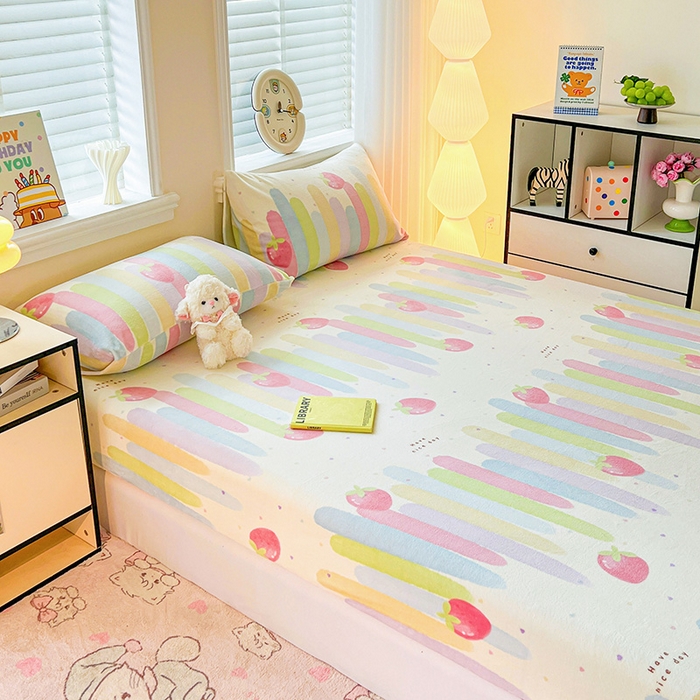 91家纺网 家纺一手货源 找家纺 富馨莱2025年新款牛奶绒印花床笠 彩虹草莓