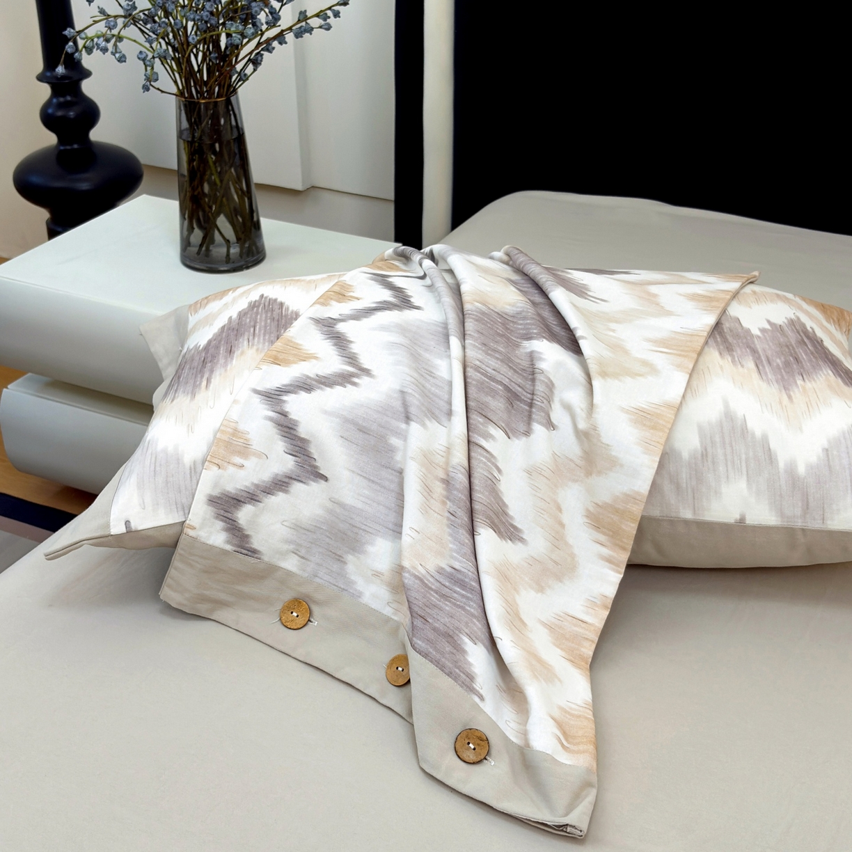 91家纺网 家纺一手货源 找家纺 未来家居 2025秋冬新款全棉加厚磨毛纽扣工艺四件套 雾岛叙事-卡其