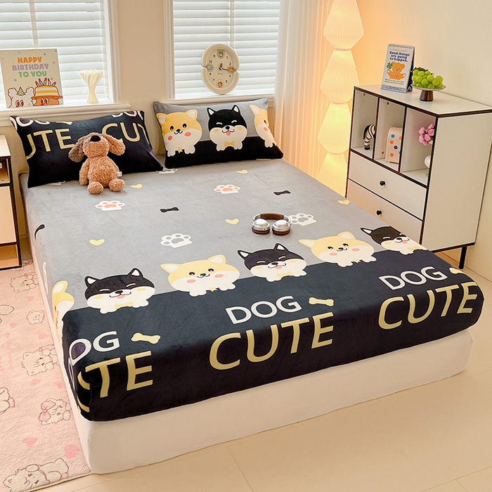 91家纺网 家纺一手货源 找家纺 富馨莱2025年新款牛奶绒印花床笠 柯基黑