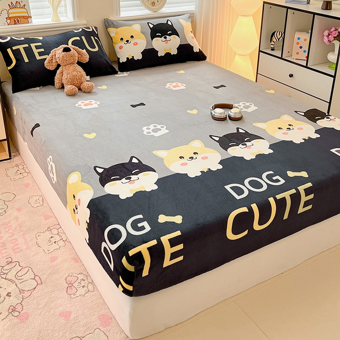 91家纺网 家纺一手货源 找家纺 富馨莱2025年新款牛奶绒印花床笠 柯基黑