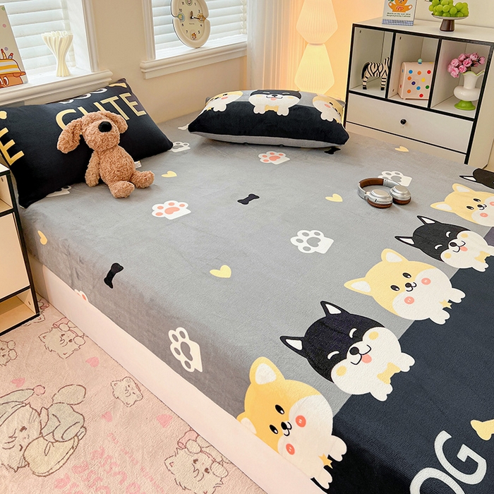 91家纺网 家纺一手货源 找家纺 富馨莱2025年新款牛奶绒印花床笠 柯基黑