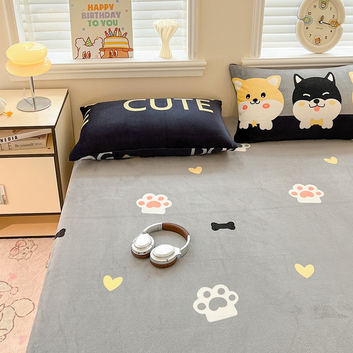 91家纺网 家纺一手货源 找家纺 富馨莱2025年新款牛奶绒印花床笠 柯基黑