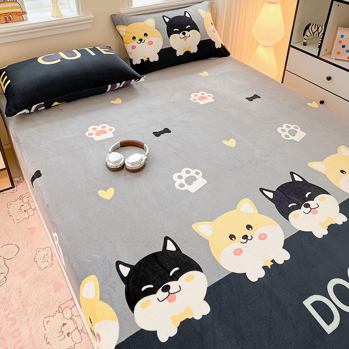 91家纺网 家纺一手货源 找家纺 富馨莱2025年新款牛奶绒印花床笠 柯基黑