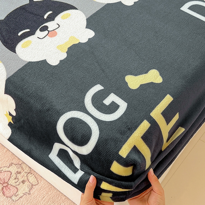 91家纺网 家纺一手货源 找家纺 富馨莱2025年新款牛奶绒印花床笠 柯基黑