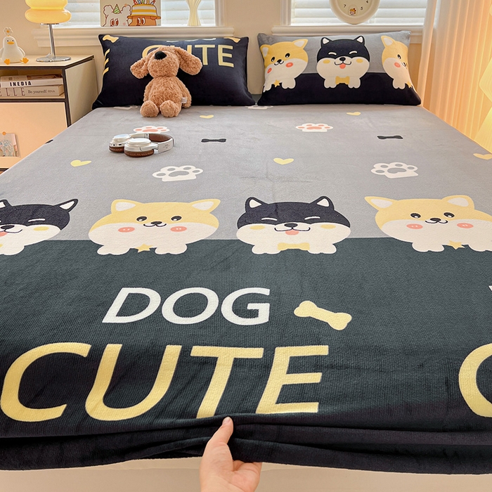 91家纺网 家纺一手货源 找家纺 富馨莱2025年新款牛奶绒印花床笠 柯基黑