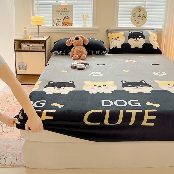 91家纺网 家纺一手货源 找家纺 富馨莱2025年新款牛奶绒印花床笠 柯基黑