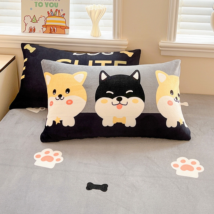 91家纺网 家纺一手货源 找家纺 富馨莱2025年新款牛奶绒印花床笠 柯基黑