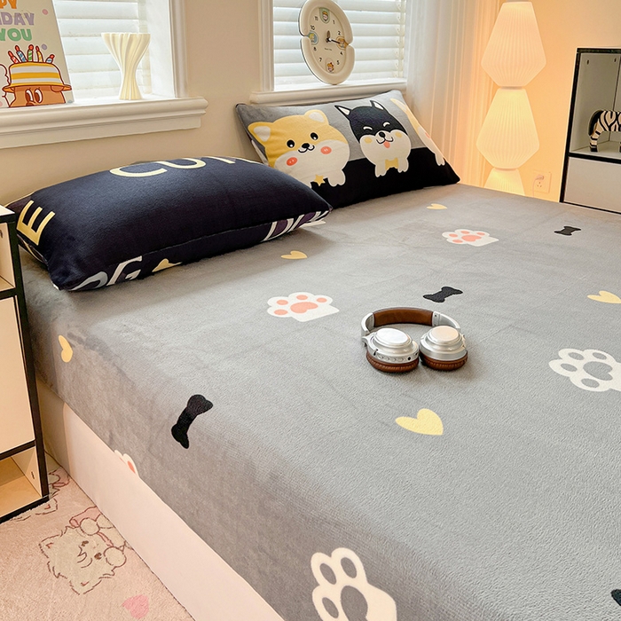 91家纺网 家纺一手货源 找家纺 富馨莱2025年新款牛奶绒印花床笠 柯基黑