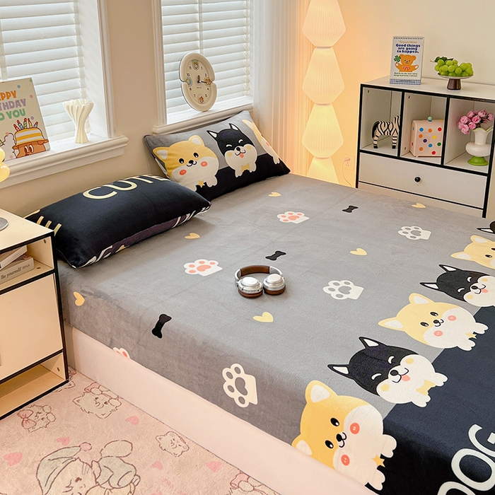 91家纺网 家纺一手货源 找家纺 富馨莱2025年新款牛奶绒印花床笠 柯基黑