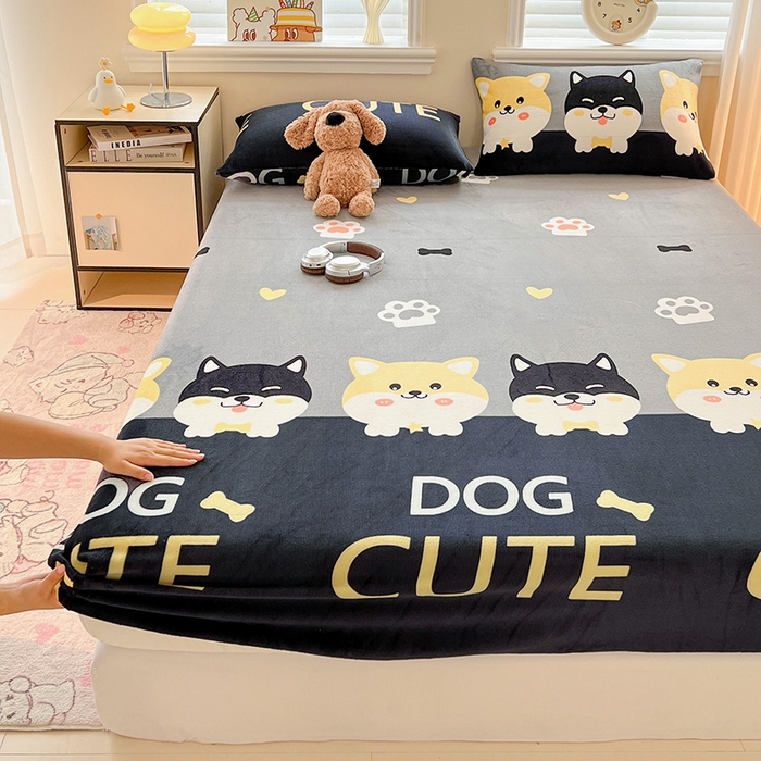 91家纺网 家纺一手货源 找家纺 富馨莱2025年新款牛奶绒印花床笠 柯基黑