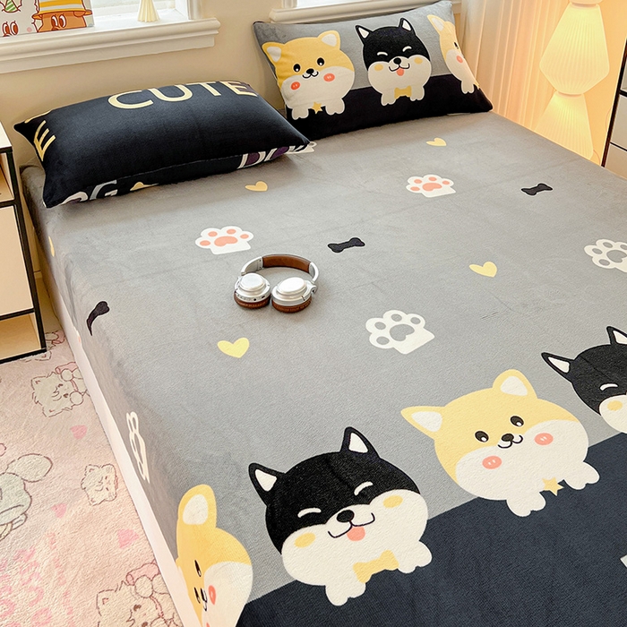 91家纺网 家纺一手货源 找家纺 富馨莱2025年新款牛奶绒印花床笠 柯基黑