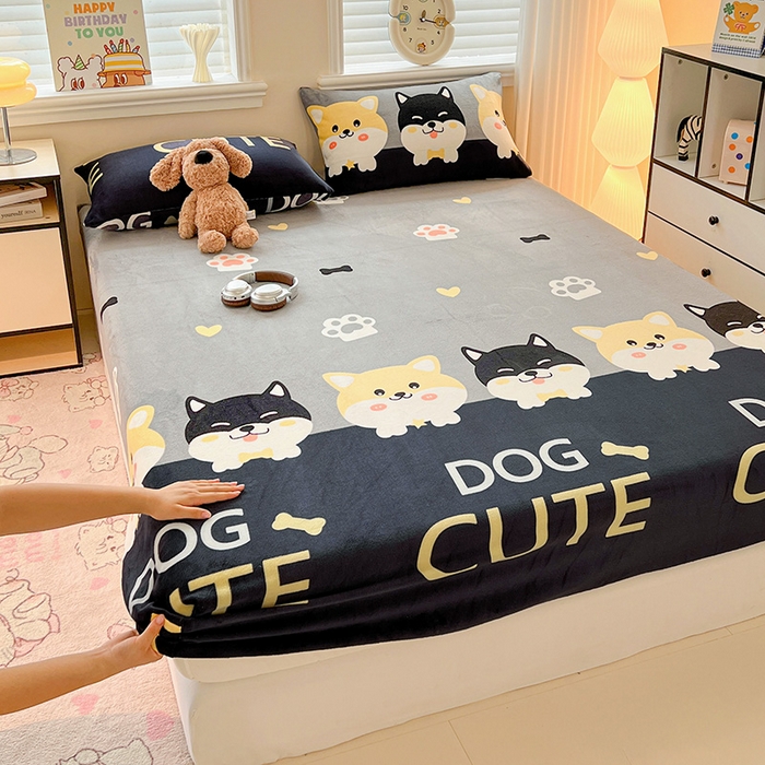 91家纺网 家纺一手货源 找家纺 富馨莱2025年新款牛奶绒印花床笠 柯基黑