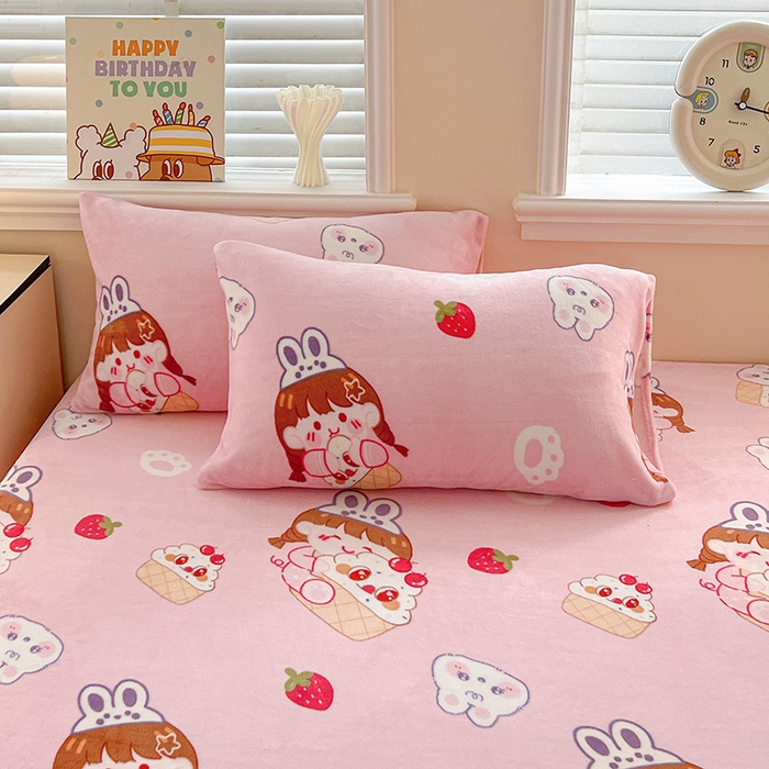 91家纺网 家纺一手货源 找家纺 富馨莱2025年新款牛奶绒印花床笠 萌萌女孩