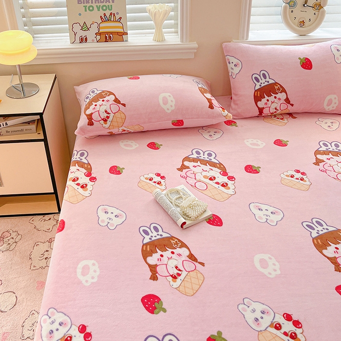 91家纺网 家纺一手货源 找家纺 富馨莱2025年新款牛奶绒印花床笠 萌萌女孩