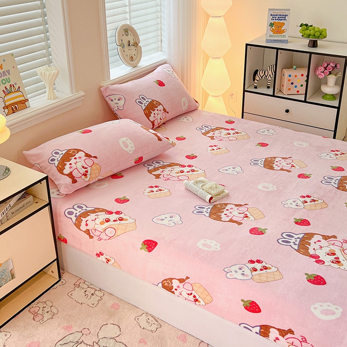 91家纺网 家纺一手货源 找家纺 富馨莱2025年新款牛奶绒印花床笠 萌萌女孩