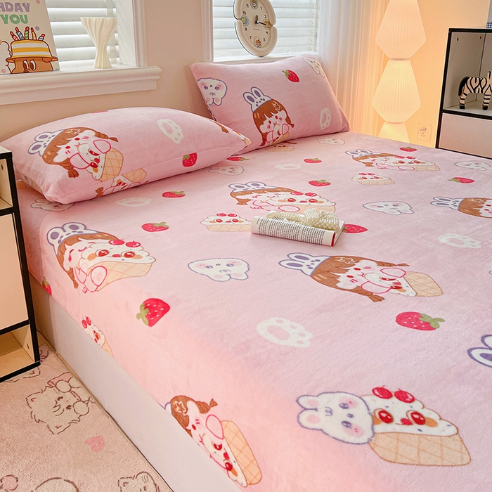 91家纺网 家纺一手货源 找家纺 富馨莱2025年新款牛奶绒印花床笠 萌萌女孩