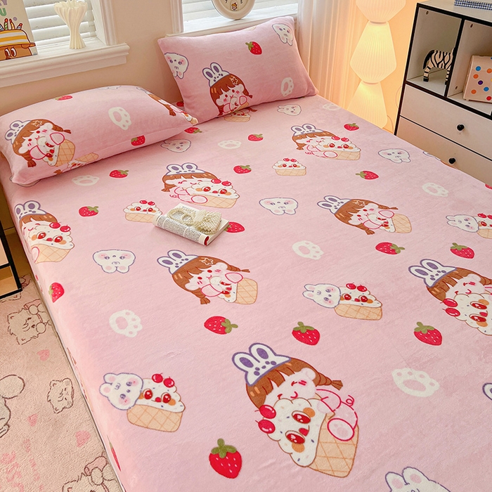 91家纺网 家纺一手货源 找家纺 富馨莱2025年新款牛奶绒印花床笠 萌萌女孩