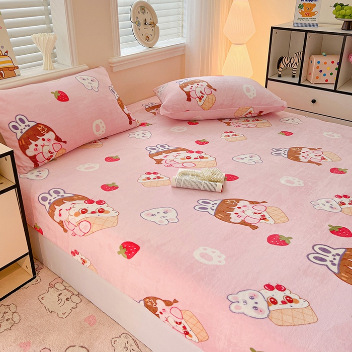 91家纺网 家纺一手货源 找家纺 富馨莱2025年新款牛奶绒印花床笠 萌萌女孩