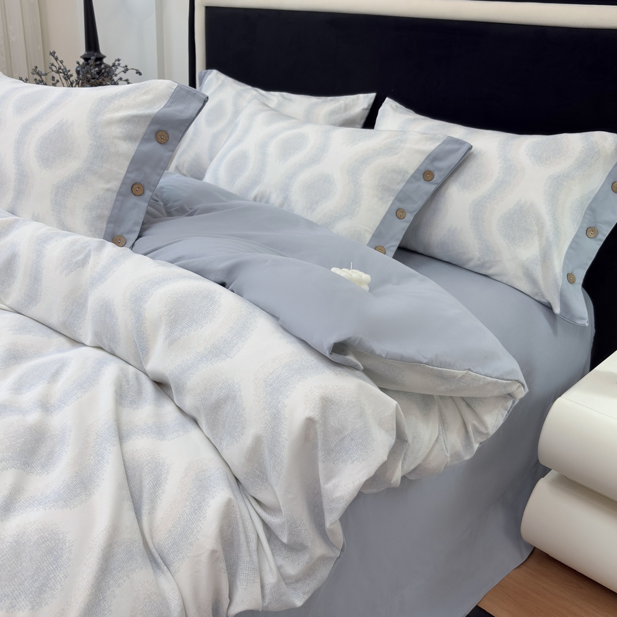 91家纺网 家纺一手货源 找家纺 未来家居 2025秋冬新款全棉加厚磨毛纽扣工艺四件套 雾里看花-蓝