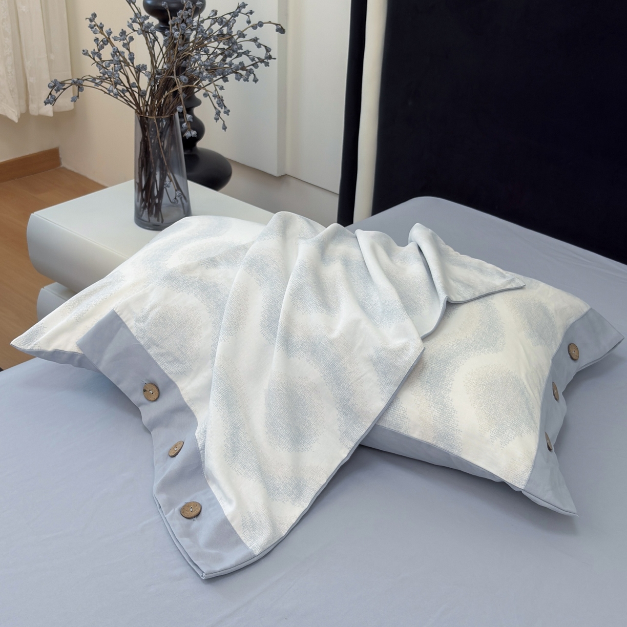 91家纺网 家纺一手货源 找家纺 未来家居 2025秋冬新款全棉加厚磨毛纽扣工艺四件套 雾里看花-蓝